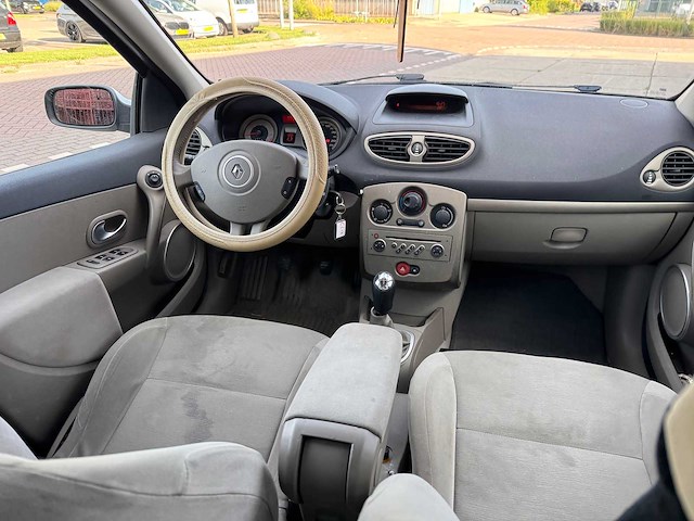 Renault -clio 1.6-16v privilège 51-tf-pz - afbeelding 6 van  18