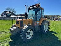 Renault 904 tweewielaangedreven landbouwtractor met klepel maaier - afbeelding 1 van  21