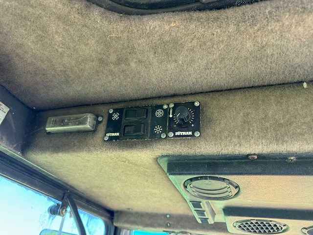 Renault 904 tweewielaangedreven landbouwtractor met klepel maaier - afbeelding 13 van  21