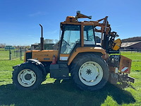 Renault 904 tweewielaangedreven landbouwtractor met klepel maaier - afbeelding 12 van  21