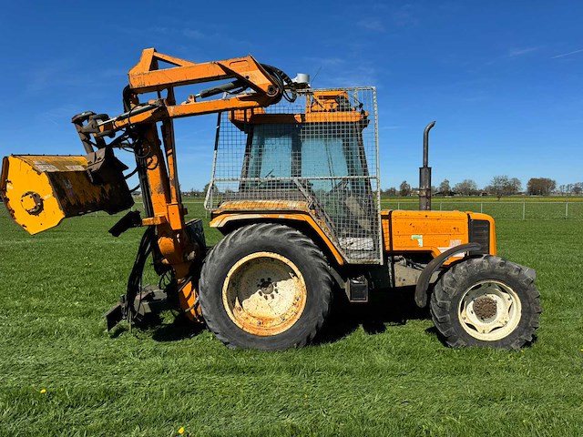 Renault 904 tweewielaangedreven landbouwtractor met klepel maaier - afbeelding 17 van  21
