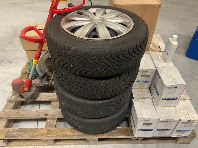 Renault captur winter banden met velg 185/60r15 (4x) - afbeelding 1 van  5