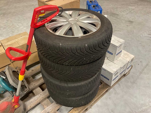Renault captur winter banden met velg 185/60r15 (4x) - afbeelding 1 van  2