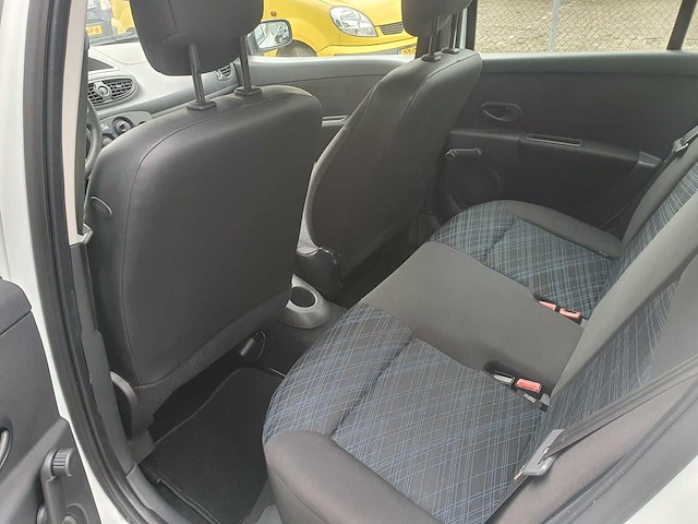 Renault clio 1.2-16v authentique, 34-hpt-3 - afbeelding 8 van  8