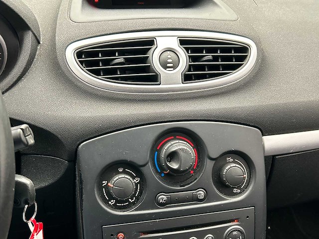 Renault clio 1.4-16v dynamique luxe 2005 | 21-rz-xx - afbeelding 6 van  20