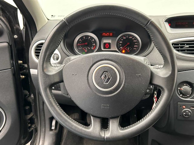 Renault clio 1.4-16v dynamique luxe 2005 | 21-rz-xx - afbeelding 9 van  20