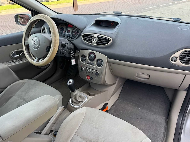 Renault clio 1.6-16v privilège, 51-tf-pz - afbeelding 2 van  18