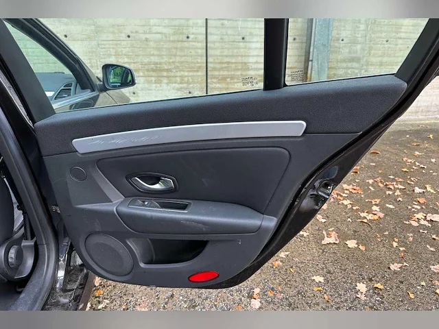 Renault laguna 2.0 16v t dynamique 170pk 2007 (origineel-nl), 75-xv-rg - afbeelding 32 van  51