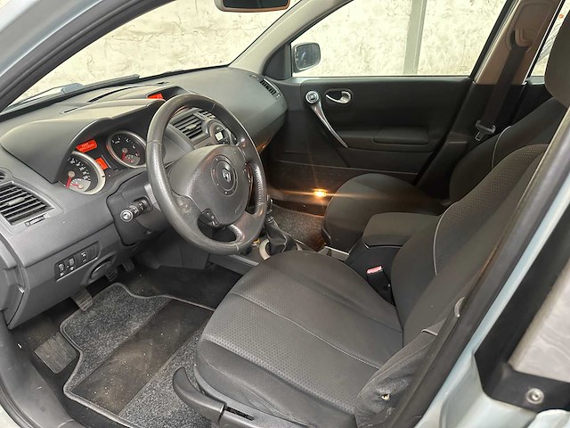 Renault mégane grand tour 2.0-16v dynam.luxe 135pk 2005, 99-rv-zb - afbeelding 12 van  36