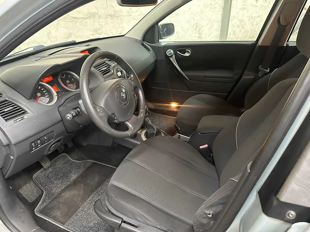 Renault mégane grand tour 2.0-16v dynam.luxe 135pk 2005, 99-rv-zb - afbeelding 15 van  36