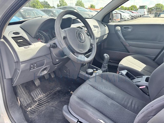 Renault megane sedan 1.6i 16v authentique confort,2004 - afbeelding 4 van  36