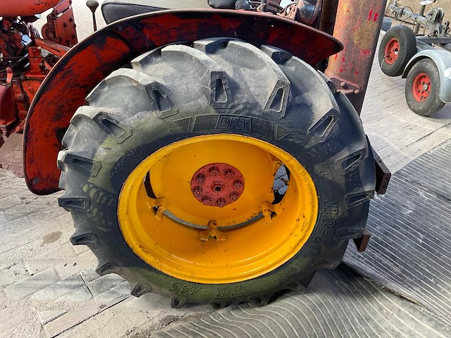 Renault oldtimer tractor - afbeelding 2 van  12