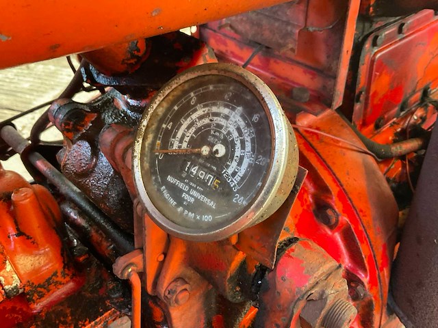 Renault oldtimer tractor - afbeelding 3 van  12