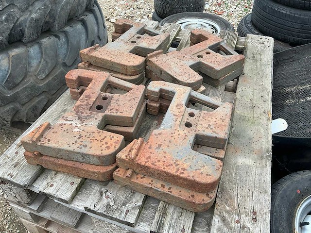 Renault tractor frond gewichten (8x) - afbeelding 1 van  2