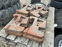 Renault tractor frond gewichten (8x) - afbeelding 1 van  2