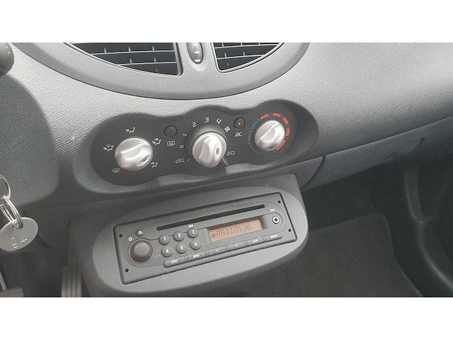 Renault twingo 1.2-16v authentique, 08-kst-9 - afbeelding 2 van  11
