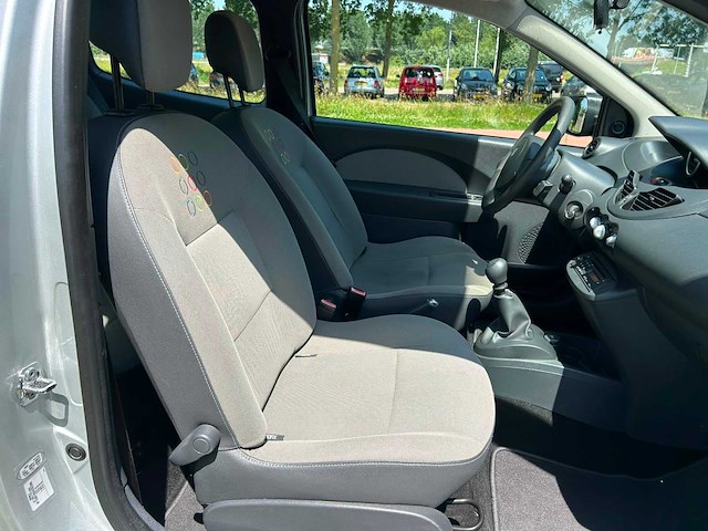 Renault twingo 1.2-16v authentique | 88-plv-8 i - afbeelding 13 van  17