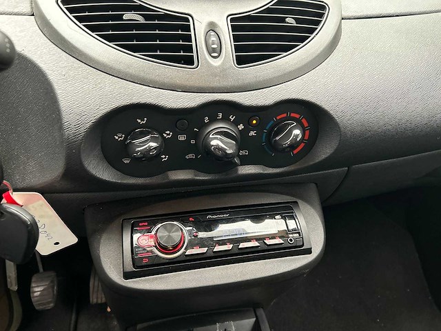 Renault twingo 1.2-16v dynamique 2010 - afbeelding 9 van  17