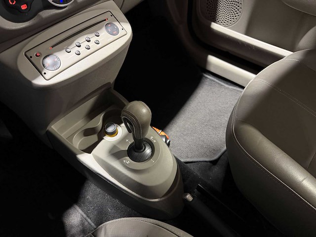 Renault twingo 1.2-16v initiale 76pk 2008, 83-zr-js - afbeelding 12 van  38