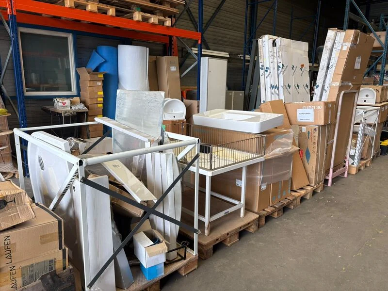 Reorganisatieveiling: sanitair, installatiemateriaal en stellingen