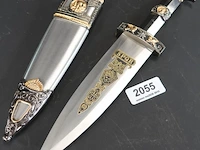 Replica van een romeinse adelaarsdolk (pugio) met gouden accenten en het opschrift spqr op het lemmet