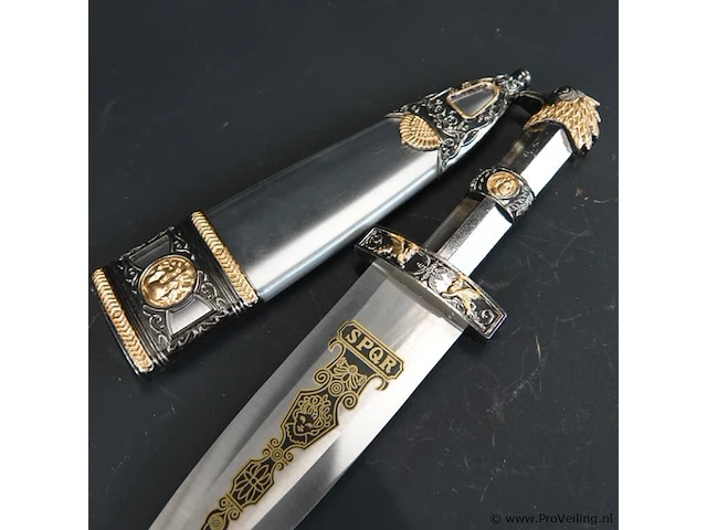 Replica van een romeinse adelaarsdolk (pugio) met gouden accenten en het opschrift spqr op het lemmet - afbeelding 3 van  5