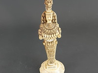 Replica van het standbeeld van artemis van efeze, de godin van de jacht en vruchtbaarheid. - afbeelding 2 van  5