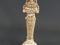 Replica van het standbeeld van artemis van efeze, de godin van de jacht en vruchtbaarheid. - afbeelding 3 van  5