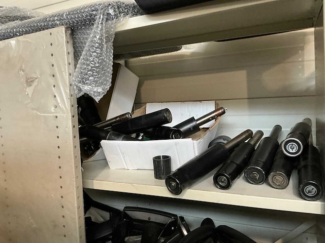 Reserve onderdelen kantoormeubilair op 29 legborden - afbeelding 14 van  27