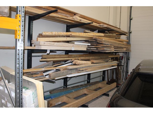 Restant balken en planken in draagarm stelling. - afbeelding 1 van  3