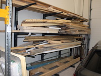 Restant balken en planken in draagarm stelling. - afbeelding 1 van  3