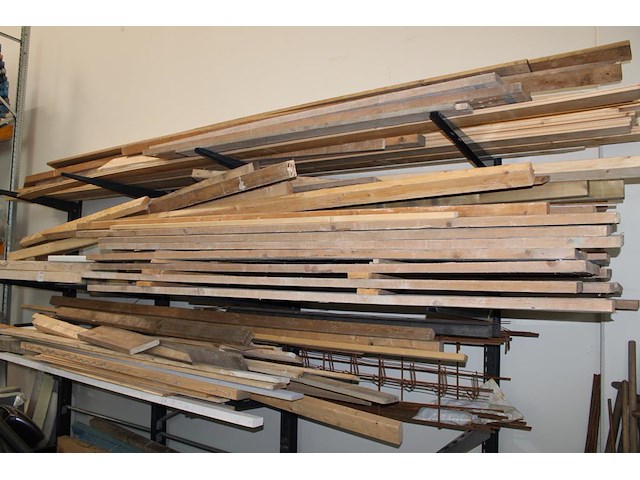 Restant balken en planken in draagarm stelling. - afbeelding 2 van  3