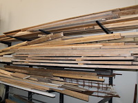 Restant balken en planken in draagarm stelling. - afbeelding 2 van  3