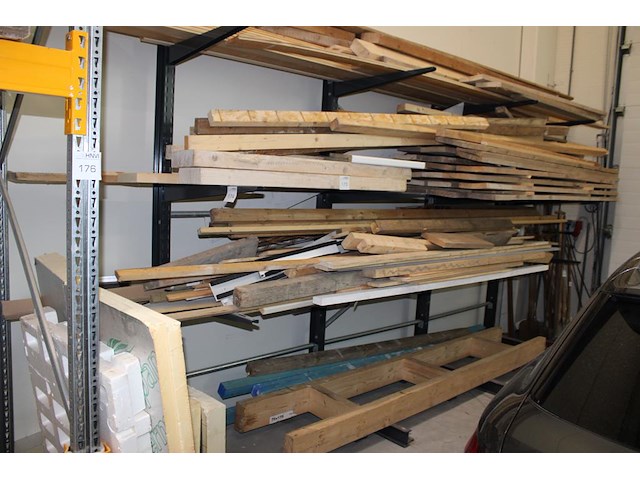 Restant balken en planken in draagarm stelling. - afbeelding 3 van  3