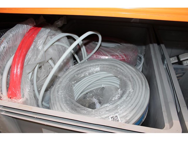 Restant elektrakabel in twee accu bakken. inclusief bakken - afbeelding 2 van  3