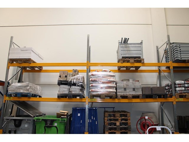 Restant partij stenen en tegels op vijf pallets. - afbeelding 1 van  3