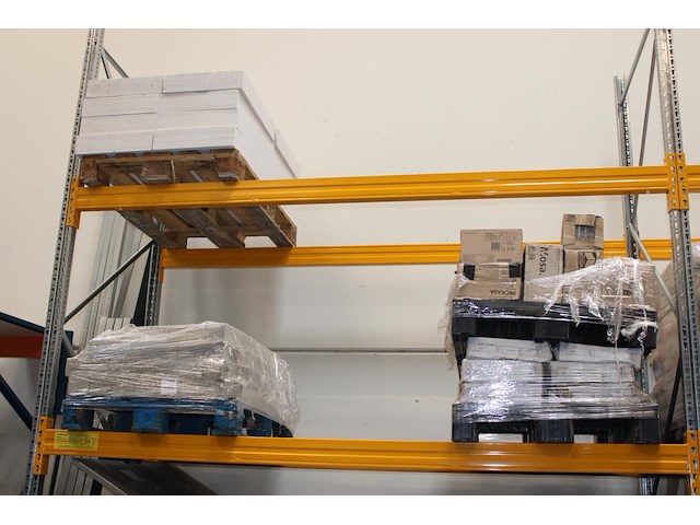 Restant partij stenen en tegels op vijf pallets. - afbeelding 2 van  3