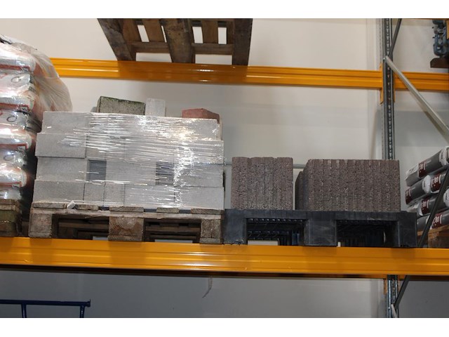 Restant partij stenen en tegels op vijf pallets. - afbeelding 3 van  3
