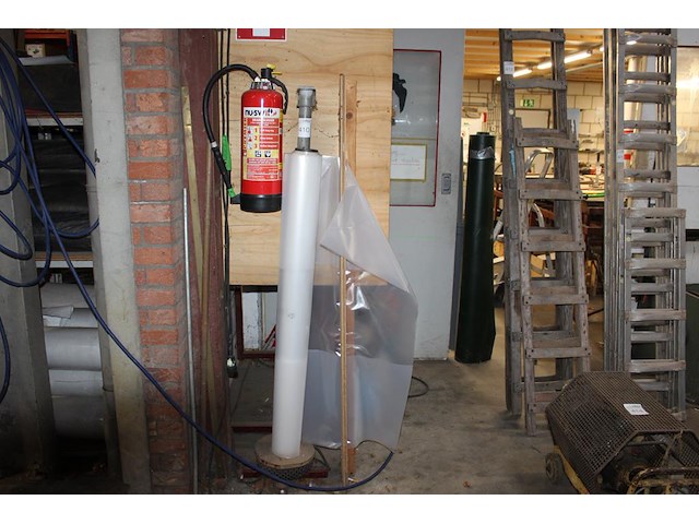 Restant rol buisfolie met afrolunit. breedte 128 cm. - afbeelding 1 van  2