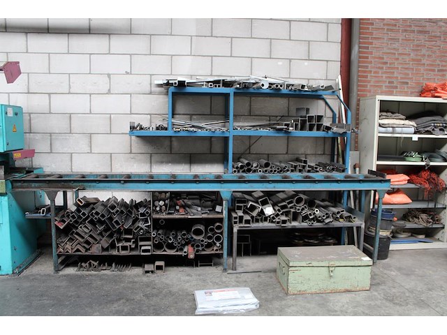 Restant stukken metaal op en in wandschap en onder de rollerbanen. - afbeelding 1 van  6