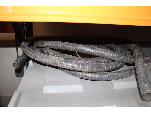 Restantbuizen in accubak met deksel. inclusief bak - afbeelding 1 van  2