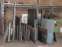 Restanten plaatstaal in en voor rek. - afbeelding 6 van  6