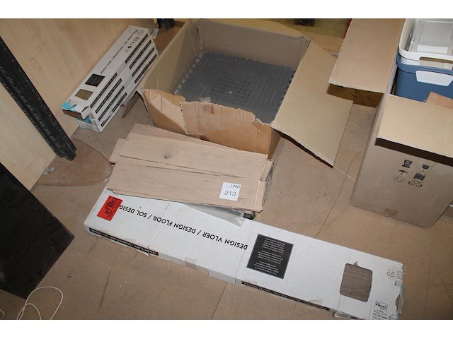 Restanten vloerdelen in diverse uitvoeringen waaronder hout en pvc. - afbeelding 1 van  5