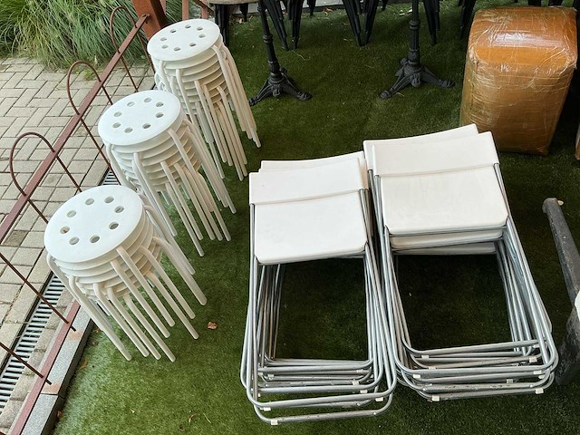 Restaurantstoelen en krukjes (65x) - afbeelding 1 van  8