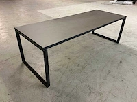 Restauranttafel met beton look blad
