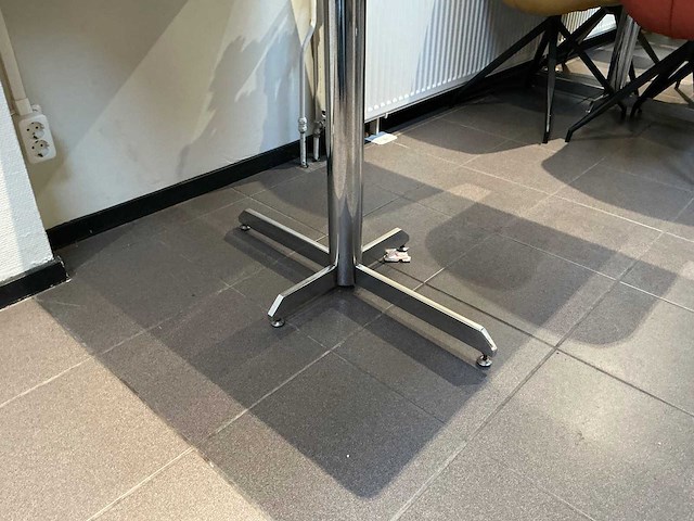 Restauranttafel met chroom onderstel (4x) - afbeelding 2 van  3