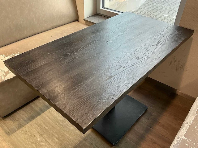 Restauranttafel met metalen onderstel (4x) - afbeelding 3 van  4