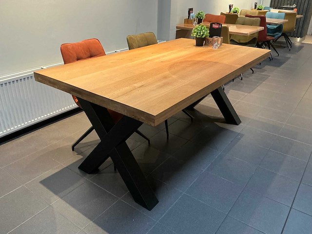 Restauranttafel met metalen onderstel - afbeelding 1 van  3
