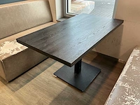 Restauranttafel met metalen onderstel