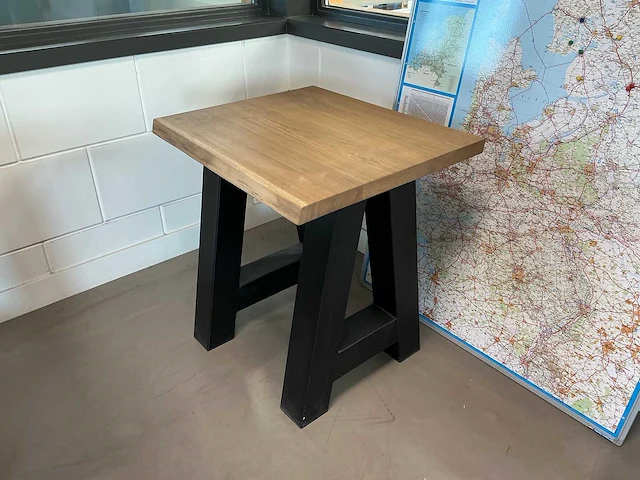 Restauranttafel met stalen onderstel - afbeelding 1 van  4